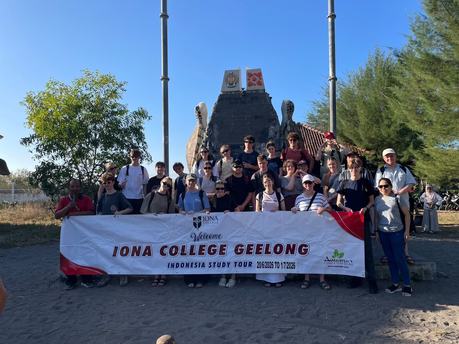 Foto bersama Iona College Student di depan tugu penyu